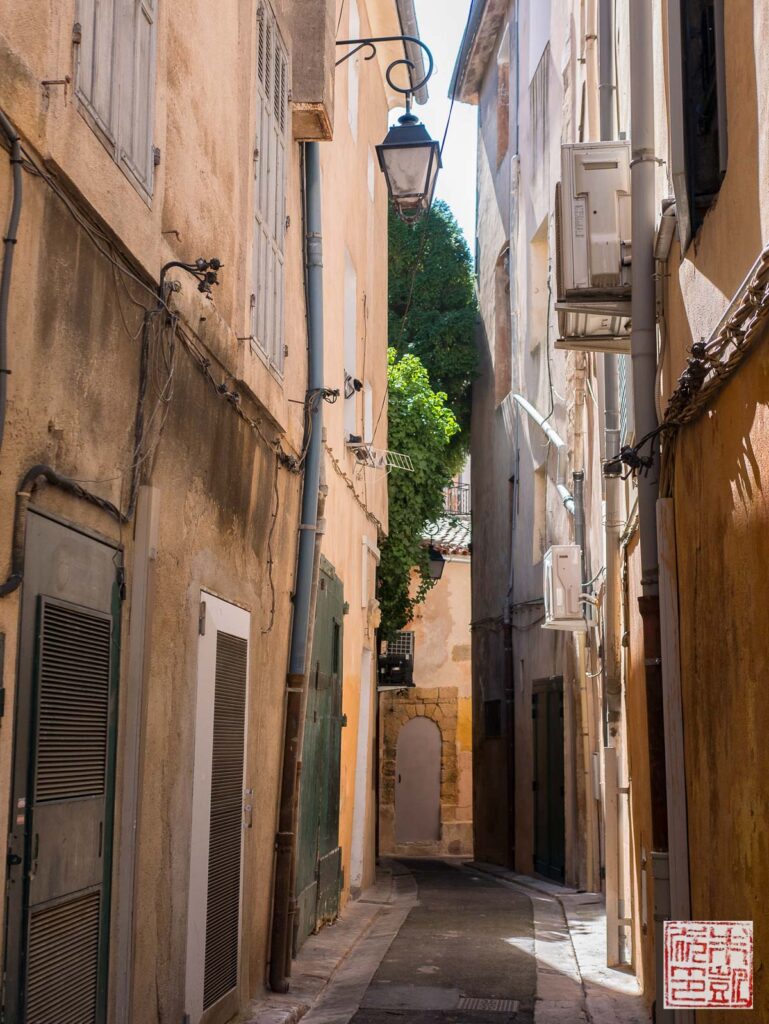Aix en Provence alleyway