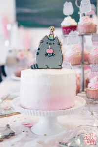 pusheen eating cake