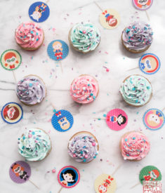 Superhero Girls Cupcakes flatlay